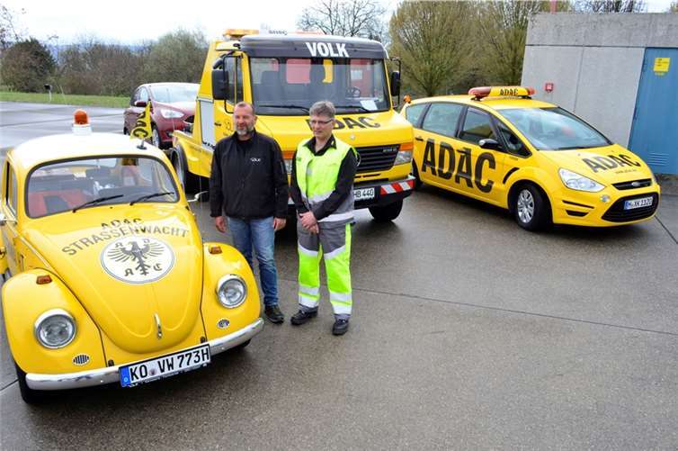Nur Dekoration ist der alte Straßenwachtkäfer, den Andre Vogt (l.) und der gelbe Engel Christian Groß präsentieren.