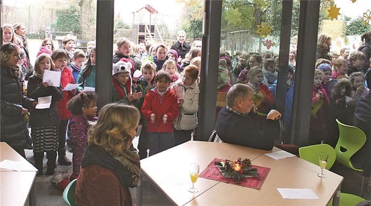 Nur als Sänger vor den Türen nahmen die meisten Grundschüler an der Einweihungsfeier teil. DL