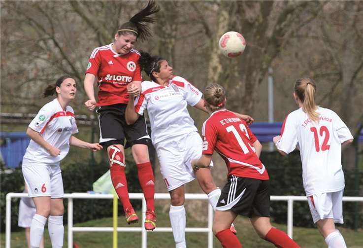 Nur bei diesem Kopfball war Magdalena Schumacher (rotes Trikot) vom SC 13 Bad Neuenahr obenauf.privat