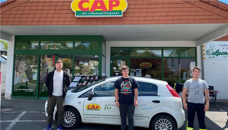 Nur dank der vielen ehrenamtlichen Helfer konnten die Herausforderungen beim CAP-Markt gemeistert wurden. Drei von ihnen erhielten stellvertretend eine kleine Aufmerksamkeit. Foto: Heinrich-Haus