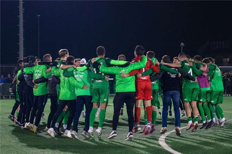 „Nur der FV Engers!“ – Die „Jungs vom Wasserturm“ tanzten nach dem Sieg im Spitzenspiel singend im Mittelkreis.  Foto: Der Passigraf