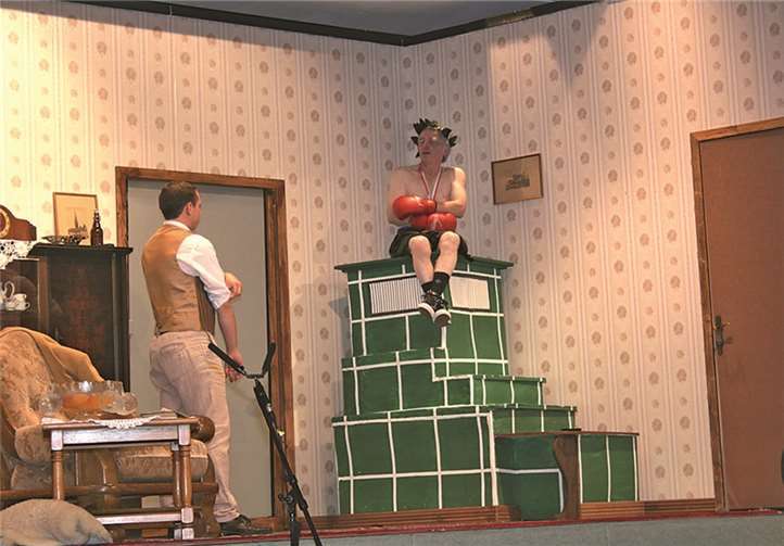 Nur die Flucht auf den Kachelofen rettet den Marmeladenfabrikanten vor dem Meisterboxer.