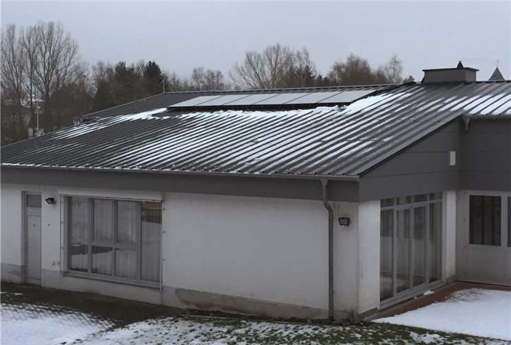 Nur die Sonne fehlt noch: Die neue Solaranlage auf dem Dach des TSG-Vereinsheims. privat