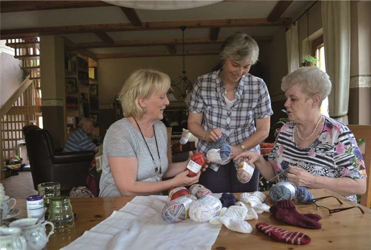 Nur die beste Wolle ist für die Babysöckchen gut genug. Rosi Mürtz, Irmgard Hillesheim und Gustel Mürtz (von links) begutachten das Material und überlegen, welche Söckchen gestrickt werden können.privat