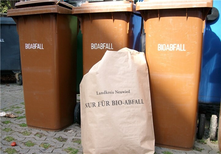 Nur diese offiziellen gebührenpflichtigen Abfallsäcke des Landkreises Neuwied werden bei der Biotonnenleerung mitgenommen. Ansonsten muss Grünabfall per Entsorgungsscheck angemeldet oder selbst zu den Wertstoffhöfen angeliefert werden.privat