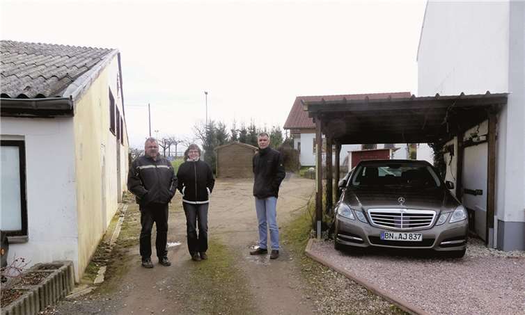 Nur drei Meter breit ist der Zuweg der hinteren Häuser an der Unterdorfstraße, zeigten Bernd und Kerstin Seehafer sowie Marcus Knopp. WM