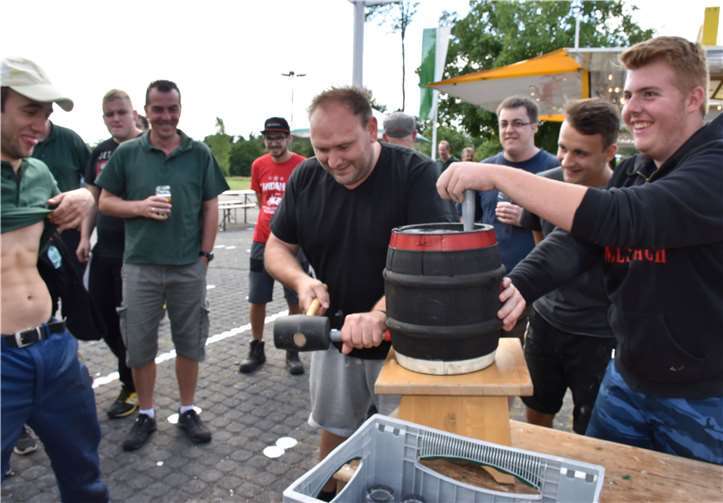 Nur drei Schläge brauchte Ortsbürgermeister Holger Klein, umdas Pittermännche zu öffnen, das dies jedoch mit Bierspritzern quittierte.