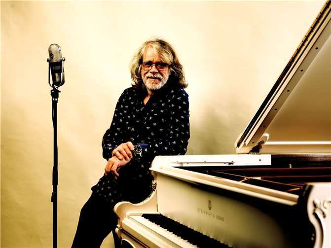 „Nur ein Gerücht? Tritt Helge Schneider bei „#weAHRfamily2022“ im Bad Breisiger Kurpark auf? Der Musiker und Komiker unterstützte bereits im vergangenen Jahr das Benefiz-Wochenende von BREISIG.live für Flutopfer an der Ahr mit 10.000 Euro“. Foto: Helge Schneider