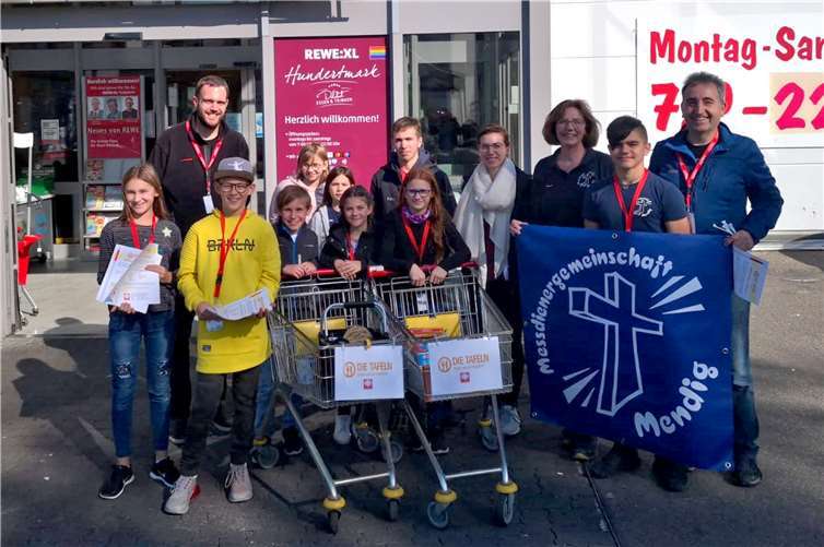 Nur ein Teil der stolzen Helfer vor dem REWE-Mark in Mendig.Foto: privat