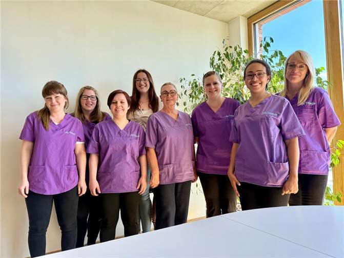 Pflegedienstleistung mit ganz viel Herz, Kompetenz und Engagement: Lila Pflege GmbH Linz – nun mit Zweigstelle Nur ein Teil des freundlichen Teams von Lila Pflege, die für Pflege zuständig sind. Es gibt auch ein Team Hauswirtschaft. Insgesamt sind rund 30 Mitarbeiter im Einsatz