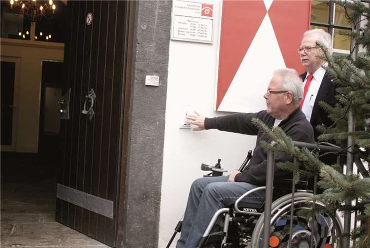 Nur ein leichter Druck auf den Türöffner von Heinz Paffhausen und die schwere Rathaustür schwand auf. DL