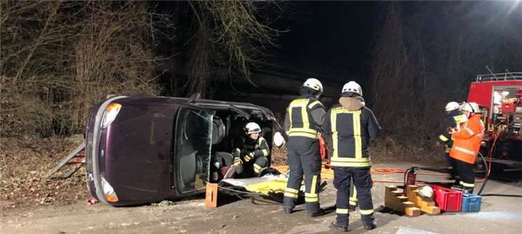 Nur eine der Aufgaben der Feuerwehr: Der Rettungseinsatz bei Unfällen,wo z. B. eingeklemmte Opfer mit der hydraulischen Rettungsschere auseinem Autowrack befreit werden müssen.Foto: Feuerwehr Bad Breisig