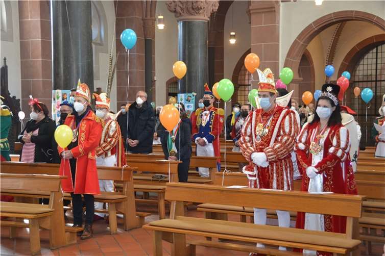 Nur eine „erlaubte“ Schar durfte der Narrenmesse vor Ort beiwohnen.  Fotos: AB