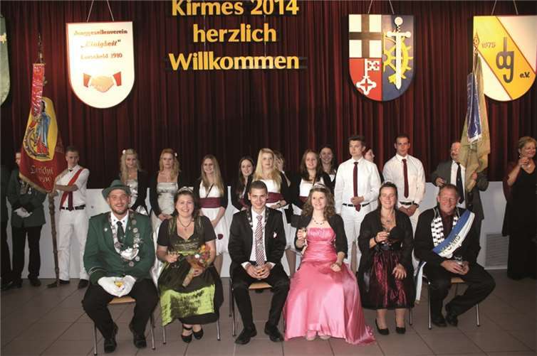 Nur eine kurze Rast war den drei Königspaaren nach dem Einzug in das Bürgerhaus vor dem Königswalzer vergönnt. DL