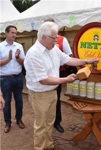 Nur einen Schlag brauchte Stadtbürgermeister Gerd Heim zum Fassanstich.