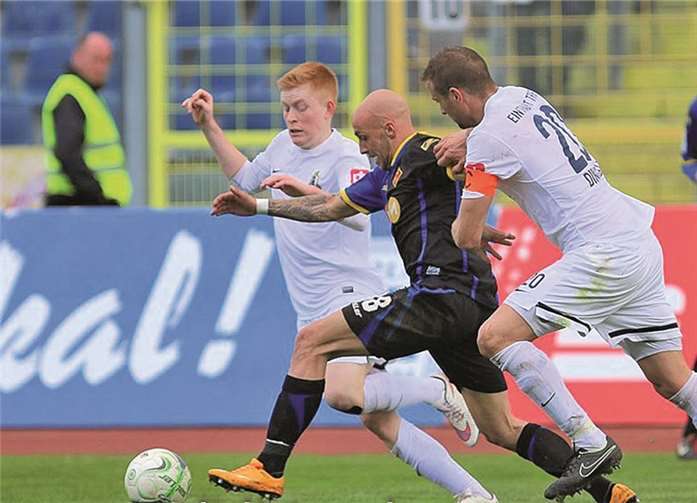 Nur einmal konnte sich TuS-Angreifer Angelo Hauk entscheidend gegen die Trierer Abwehr durchsetzen. TH