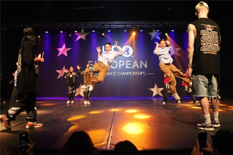 Nur fliegen ist schöner: Als Duo „FunkyFeet“ setzten sich Gioia Nicolai und Katharina Lehnertz gegen starke Konkurrenz durch und landeten schließlich im Finale - und dort auf einem großartigen vierten Platz. Foto: Ingo Bein