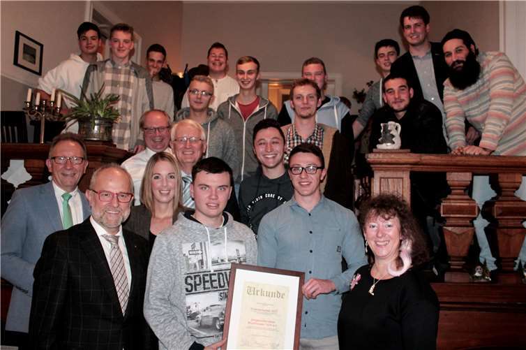 Nur fröhliche Gesichter gab es nach der Verleihung des Ehrenamtspreises bei Junggesellen und und Politikern.Foto: -DL-