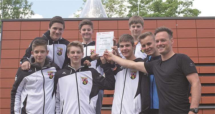 Nur ganz knapp verpassten die Rhein-Gymnasiasten mit ihrem Sportlehrer Oliver Riebisch (r.) das Viertelfinale beim Bundesentscheid in Berlin. privat