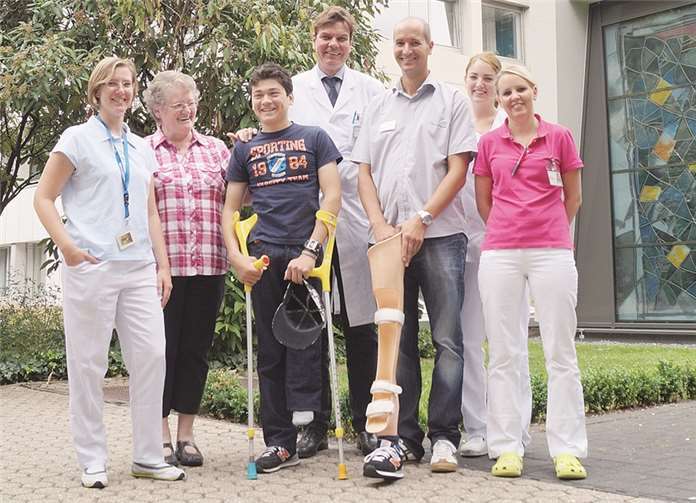 Nur gemeinsam sind Hilfsprojekte erfolgreich zu realisieren. Jahongir kehrt nach zweijährigem Aufenthalt und aufwändiger Behandlung nach Usbekistan zurück. Bereits zwei Tage später nimmt das Stiftungsklinikum Mittelrhein wieder ein verletztes Kind auf.privat