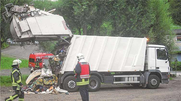 Nur geringer Sachschaden entstand, als der gepresste Abfall im Laderaum eines Müllfahrzeugs in Brand geriet. Auf einer freien Fläche ausgeleert konnte der brennende Abfall mit Schaummittel schnell gelöscht werden.