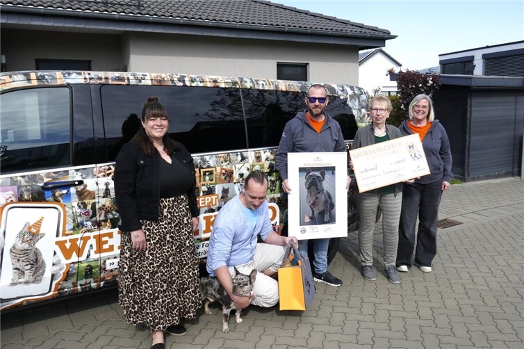 Nur glückliche Gesichter bei der Weitergabe des Spendenschecks von Vet-Concept!