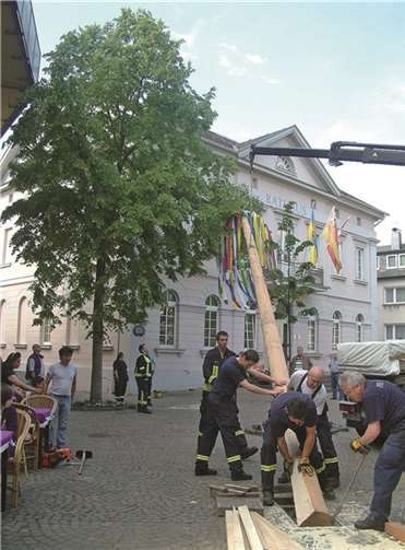 Nur gut ein Dutzend Zuschauer hatten sich am frühen Vorabend zum ersten Mai auf dem Remagener Marktplatz eingefunden, um beim Maibaumaufstellen mit dabei zu sein.