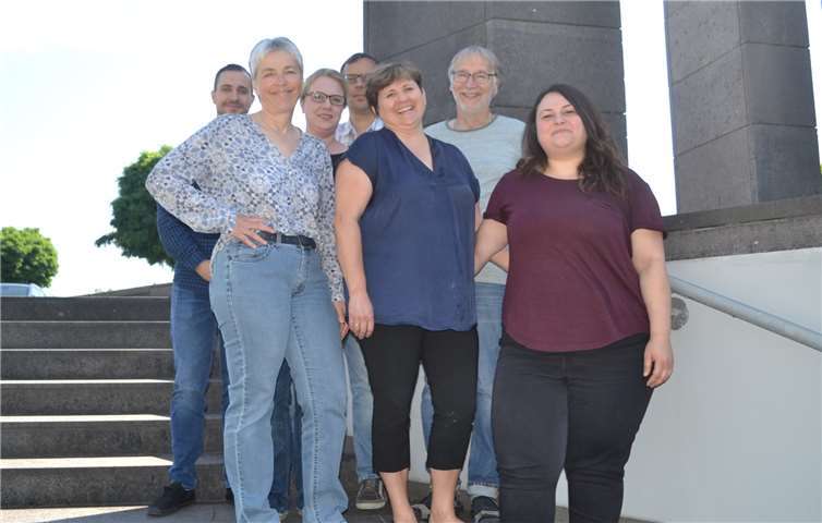 Nur im Verbund können während der „Interkulturellen Wochen“ diese vielseitigen Veranstaltungen angeboten werden. (V.li.) Torben Schmidt, Koordinator Flüchtlingshilfe Projekt ZWO bei der Kreisverwaltung Mayen-Koblenz, Irmgard Hillesheim vom Caritasverband Rhein-Mosel-Ahr e.V., Samira Lüdemann, Verbandsgemeinde Pellenz, Raimund Solcher von der Stadt Andernach, Anna Wiegel vom Migrationsdienst der Caritas Koblenz, Pastoralreferent Günter Leisch vom Dekanat Andernach-Bassenheim und Dilara Kardag, Verbandsgemeinde Weißenthurm, haben die Veranstaltungsreihe auf den Weg gebracht. Foto: E.T. Müller