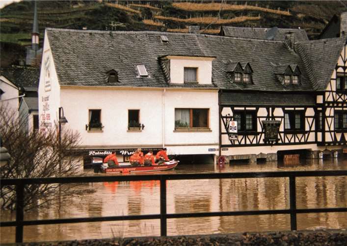 Nur in einem Boot war die Faehrstraße in Kobern zu erreichen.