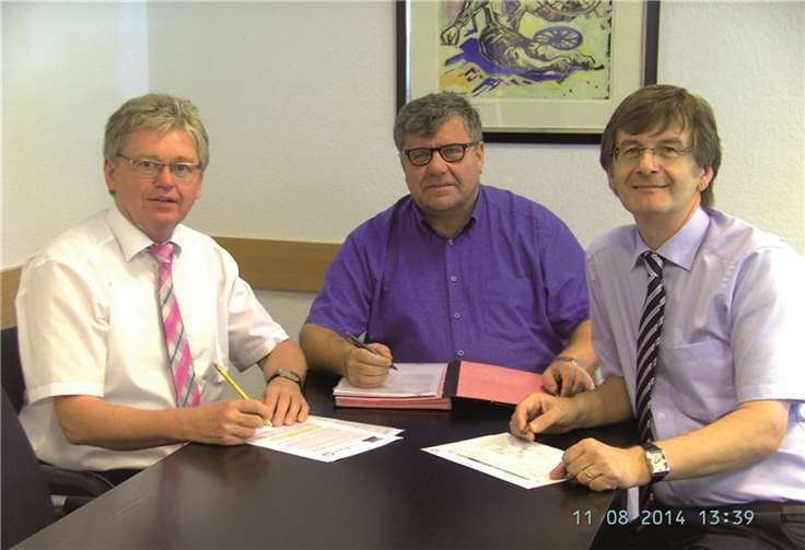 Nur kurz ließen sich die Verwaltungschefs vor der Pressekonferenz von ihrer Arbeit am „Bürgerportal“ abhalten. DL