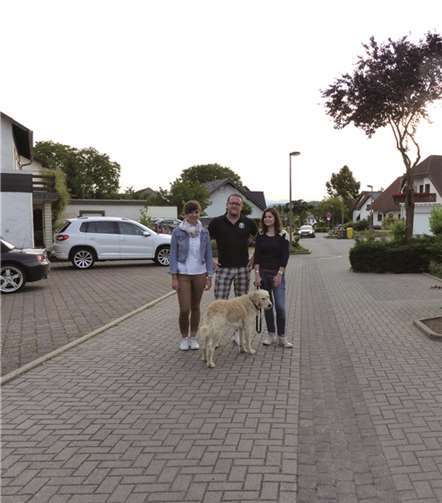 Nur kurz stehen Johanna Hoß, Michael Thönnes und Carolin Serger mit Basti auf der Spielstraße, dann kommt schon das nächste Auto