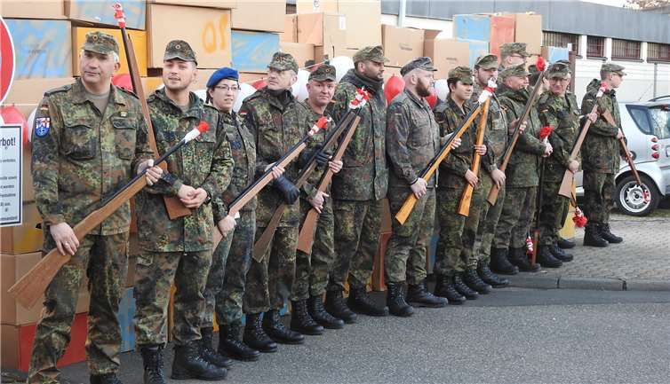 Nur kurz war die Gegenwehr der anwesenden „Blaukappen“, denn gegen die närrische Übermacht waren die Mannen machtlos. Fotos: WAMFO.DE