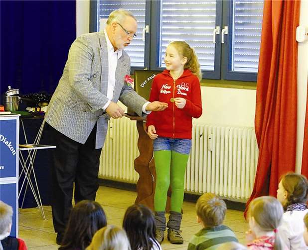 Nur mit kleinen Zauberlehrlingen machen dem „zaubernden Diakon“ seine Kunststücke so richtig Freude. DL