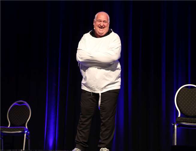 Nur mit zwei Stühlen als Deko spielte Markus Maria Profitlich zwei Stunden zur großen Freude der Besucher.Foto: StF