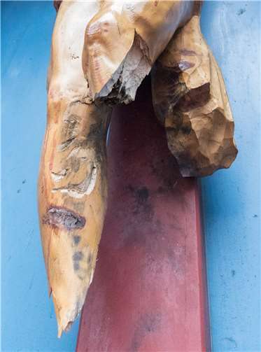 Nur noch Stümpfe sind von den Beinen der erst 2004 erneuerten Figur übrig geblieben.CEW