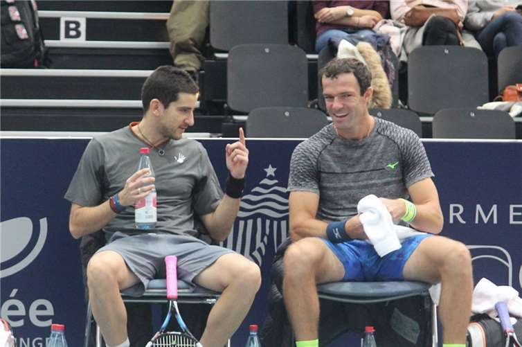 „Nur noch einen Satz dann stehen wir im Finale“ scheint hier Alessandro Motti (ITA) seinem Russischen Partner Teymuraz Gabashvili zu sagen. Aber darauf wurde nichts. Am Ende stand die Konkurrenz im Endspiel der ersten Koblenz Open.