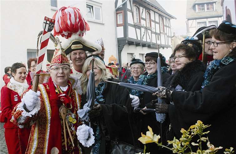 Nur noch halbherzig verwehrten die Möhnen Prinz Karel I. den Zutritt zum Schraatetempel. DL