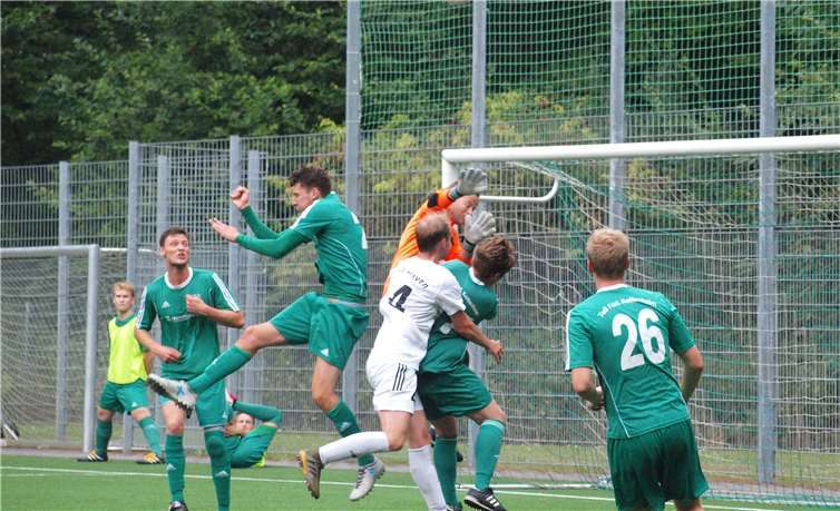Nur selten brachte der TuS Mayen (hier Michael Daub Nummer 4) das Tor der Kottenheimer Fortuna so in Bedrängnis wie in dieser Szene.