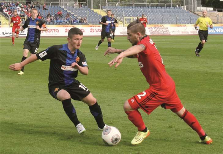 Nur selten konnte die TuS-Defensive, hier Gastspieler Enes Bardi gegen Konstantinos Stafylidis, die Leverkusener stoppen.  TH