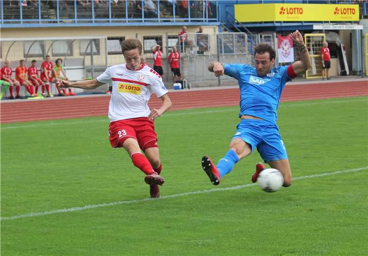 Nur selten konnte sich Moritz Hannappel, wie hier gegen Walldorfs Max Müller, durchsetzen. Foto: TH