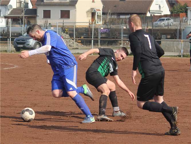Nur selten konnten sich die Akteure der Niederwerther Reserve so gegen die Bendorfer Abwehr durchsetzen. TH