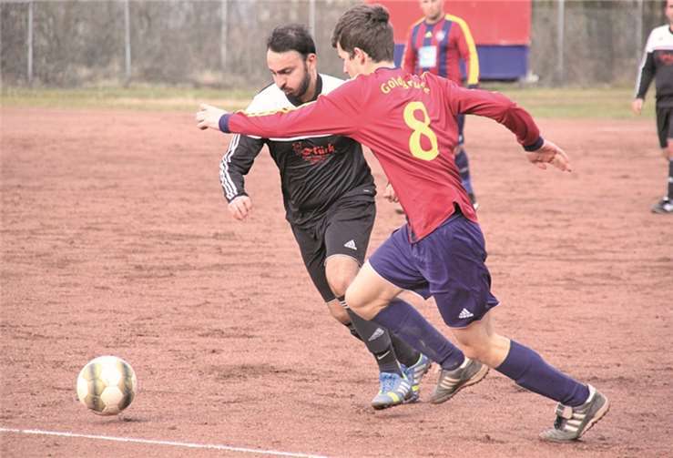 Nur selten konnten sich die Angreifer von Türkgücü Bendorf (schwarzes Trikot) gegen die Sportfreunde Goldgrube durchsetzen. -TH-