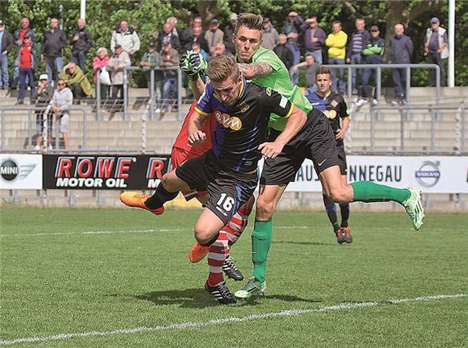 Nur selten musste der Wormser Schlussmann Tim Paterok, hier bei einem Angriffsversuch des Koblenzers Andre Max, eingreifen.TH