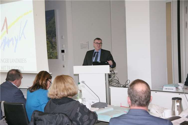 Nur selten tritt Landrat Dr. Saftig bei Kreistagssitzungen ans Rednerpult. Bei der Einbringung des Haushaltsentwurfs 2024 wählte er diesen Schritt. Fotos: WEC