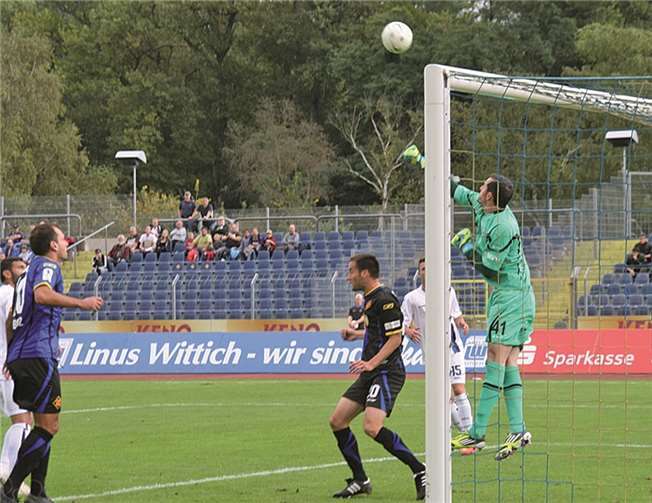 Nur selten wurde Neuzugang Markus Krauss im Tor der Waldhöfer geprüft. Lediglich einmal konnten die TuS Angreifer ihn überwinden und unterlagen am Ende mit 1:2. TH