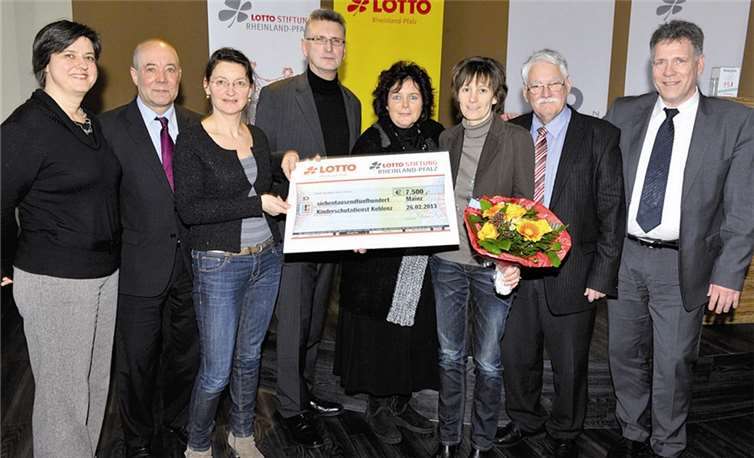 Nur strahlende Gesichter bei der Scheckübergabe: (v.l.) Sylvia Fink (Geschäftsführerin der LIGA der Wohlfahrtsverbände), Magnus Schneider (Vorsitzender der Lotto Rheinland-Pfalz Stiftung), Anja Busch (Kinderschutzdienst Koblenz), Alexander Wieland (Vorstandsmitglied der Lotto-Stiftung), Regine Schuster (Vorsitzende der LIGA der Wohlfahrtsverbände), Anja Waffenschmidt (Kinderschutzdienst Koblenz), Walter Desch (stv. Lotto-Aufsichtsratsvorsitzender) und Lotto-Prokurist Manfred Meder.  Privat