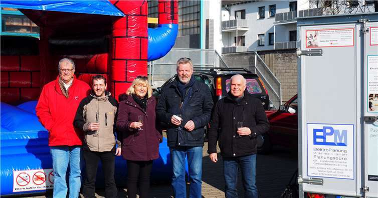 Nur strahlende Gesichter gab es bei der Übergabe der neuen Hüpfburg an Martin Ott, den Leiter des Kinder- und Jugendbereichs der AWO Koblenz.HH