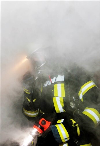 Nur unter schwerem Atemschutz ging man auf die Suche nach dem Verletzten.