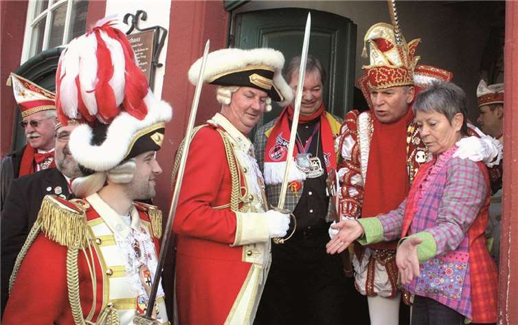 Nur verächtliche Blicke hatten die Jecken für den schnöden Mammon übrig, der sie vom Rathaussturm hatte abhalten sollen. DL