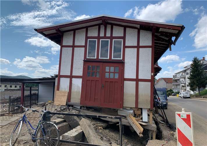 Hochwasser: Sternekoch kocht für Helfer und Betroffene Nur wenig weiter: Der zerstörte Bahnhof in Heimersheim. Foto: ROB